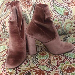 Like NEW Blush Velvet Steve Madden Booties